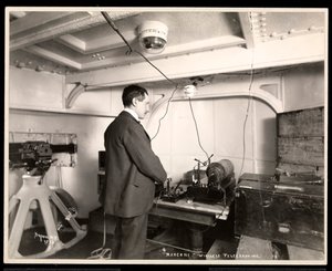 Marconi og hans trådløse telegrafapparat, 1899-1900 (sølv gelatinetryk)